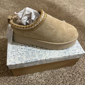 Mudd Patform Slippers Clogs Faux
Suede Tan Beige Size 4